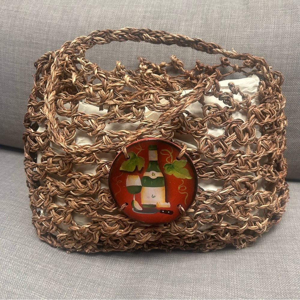 Handcrafted Natural Fiber Picnic Bag with Ceramic Wine Bottle Design #1026258